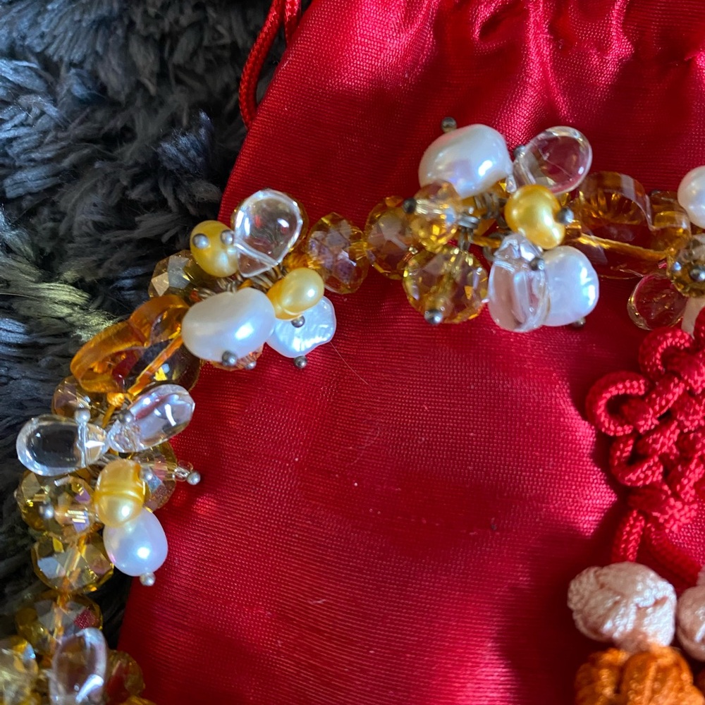 Elegant Beaded Necklace with Pearls and Crystals